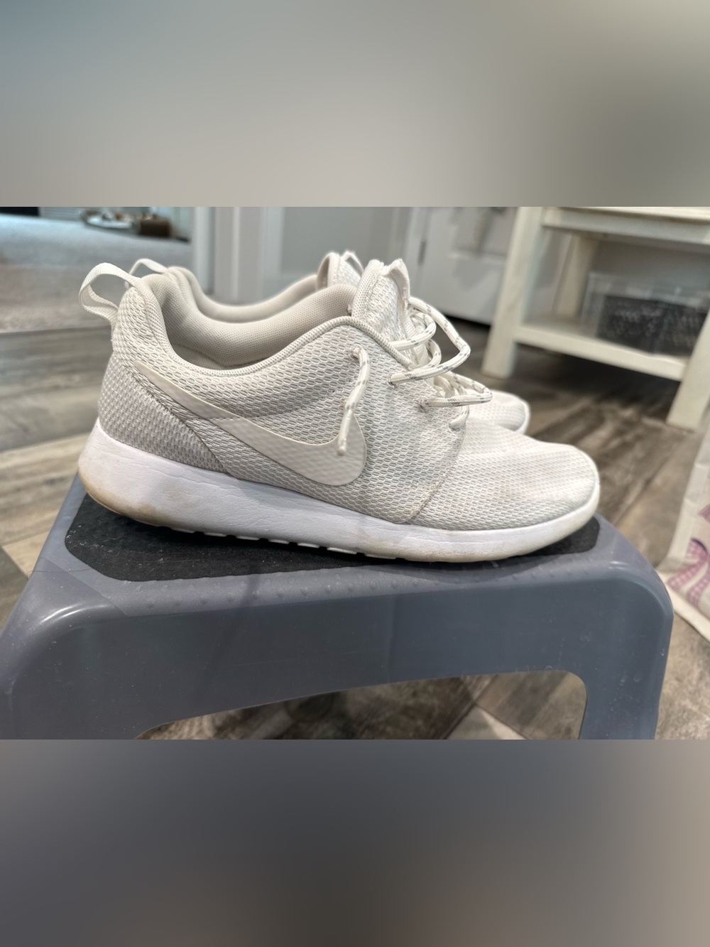 NIKE Roshe Runs Women’s Size 9